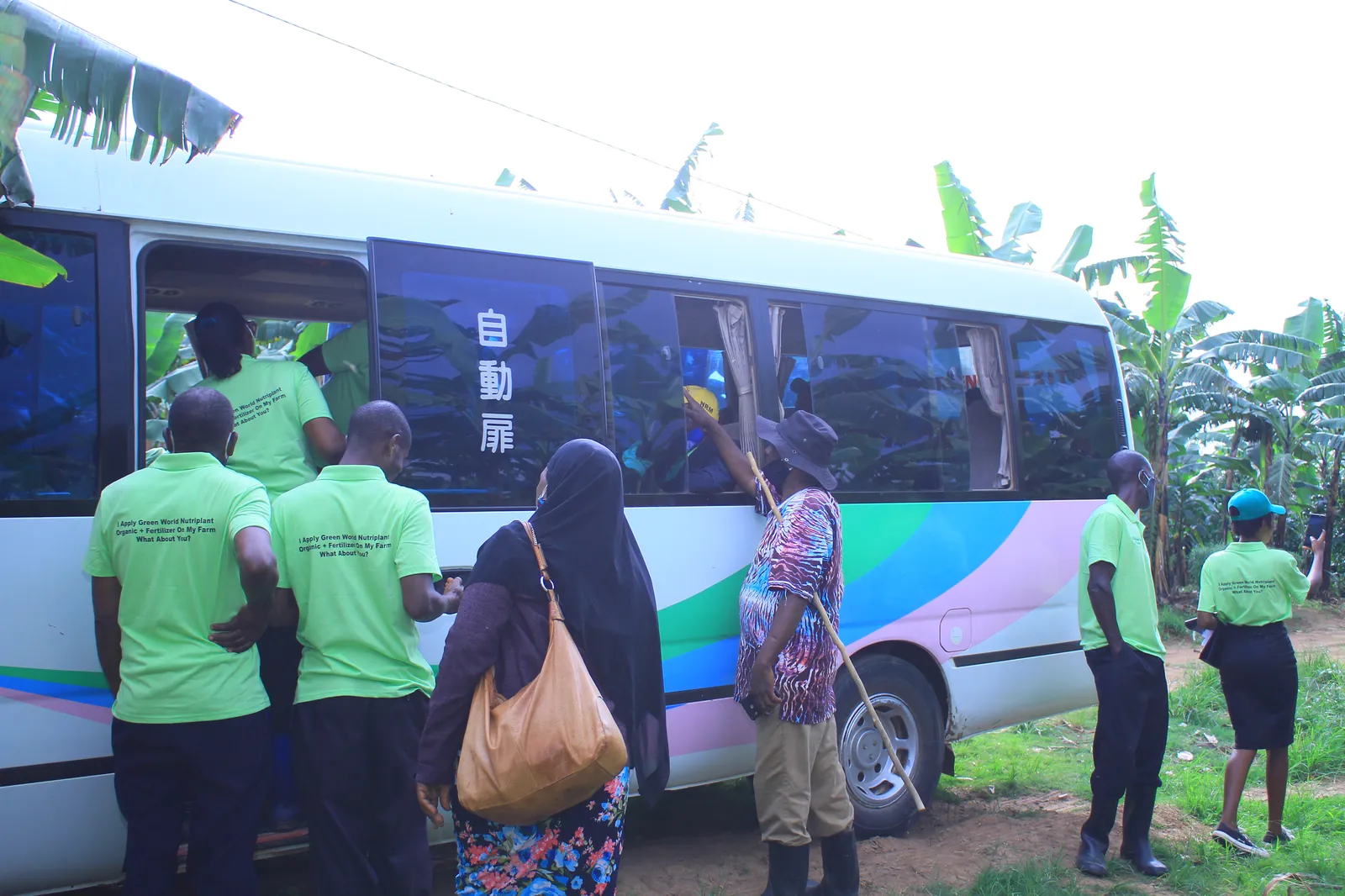 Green World Winner's Team boarding the bus after the agrotour