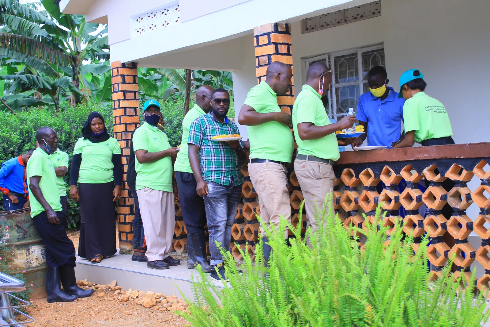 Green World Winner's Team sharing a meal during the agrotour